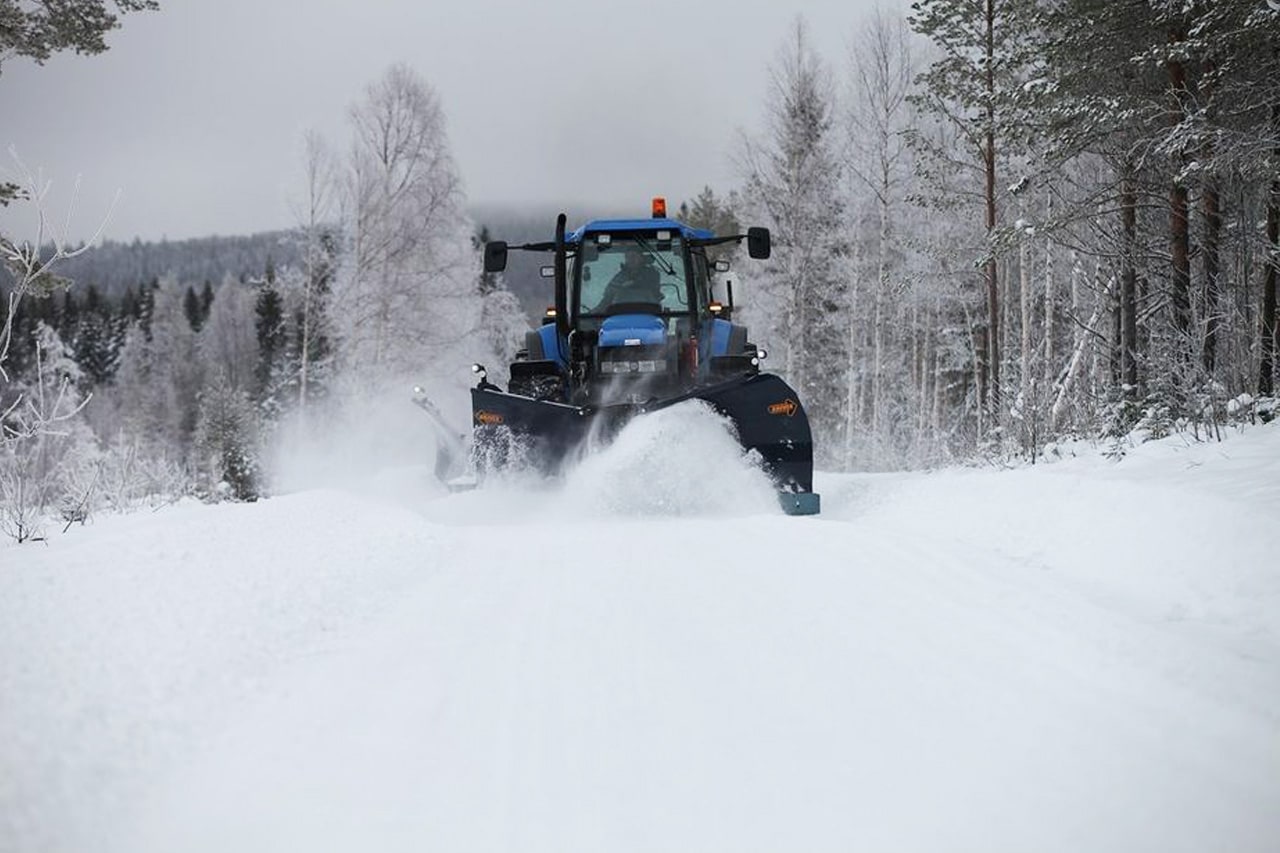 traktor med brøyteplog